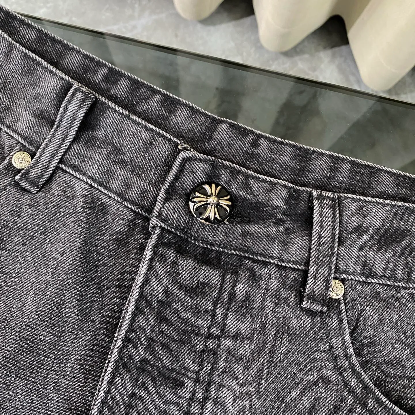 P310 CH Chromehearts black cross-stitched leather black and gray heavy-duty cow king jeans. The cabinet price is 34W level. The patchwork cross pattern is embellished and the jeans are washed! ! An absolutely high-end luxury product, a 1.9W-level god-level single product, a super popular product, made by top heavy industry, a magic weapon that cannot be missed! [About Zangyin] This is an extremely luxurious fashion brand that can also be called the aristocracy of the high street. It has always been an exclusive brand for some hipsters or rich second generations. Compared with ordinary high streets, it is more luxurious and noble. Compared with luxury brands, it is more fashionable and individual. It has always been a brand that I have a special liking for. [Top heavy industry fashion design] Consistently high-street luxury style. Speaking of this style, the Zangyin family and GU family are definitely the leading representative brands. Especially the Zangyin family has really achieved a state-of-the-art effect in creating high-street style. The unique washed material is used to create this style. The color system is already quite eye-catching. After it is decorated with patchwork cross flowers, it cleverly highlights the charm of the brand. Secondly, this style uses classic The high-waist cutting design highlights the long legs and fashionable temperament of the upper body. The brand is highly recognizable and the slim fit configuration is more suitable for daily wear. It is a product that interprets personality, fashion, and specifications at a glance. This single product is enough to make any fan excited. It can be a white T-shirt for a youthful college style, or a tight suspender for a royal style. It has strong matching ability and can be easily controlled by men.  [Materials and craftsmanship] Needless to say, this point goes without saying. As an excellent craftsman brand, Zangyin’s requirements for details and craftsmanship are really perfect. The washed color of this model has gone through so many processes, not to mention the embellishment of denim appliques. It is also purely hand-made and sewn. Just like what they believe in, only hand-made things have soul and have the meaning of wear. A top-notch heavy-duty fashionable denim item, I look forward to your perfect interpretation! !  Color: black gray Size: 28-36